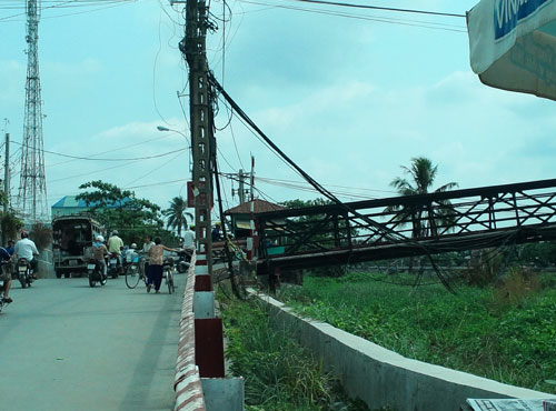 Dây cáp “bò” xuống sông