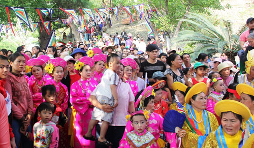 Khoảng 60 ngàn lượt người đến với lễ hội Tháp Bà Ponagar 1