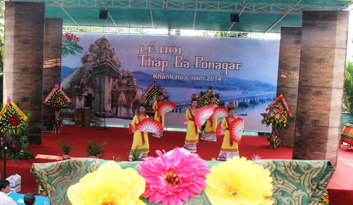 Khoảng 60 ngàn lượt người đến với lễ hội Tháp Bà Ponagar 5