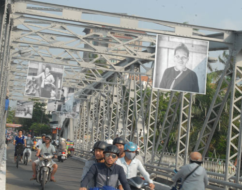 Ngắm 62 bức ảnh 54 dân tộc Việt Nam trên cầu Tràng Tiền 1
