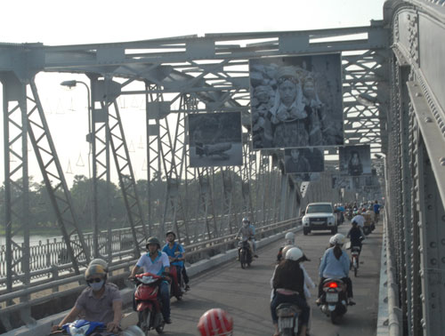 Ngắm 62 bức ảnh 54 dân tộc Việt Nam trên cầu Tràng Tiền 2