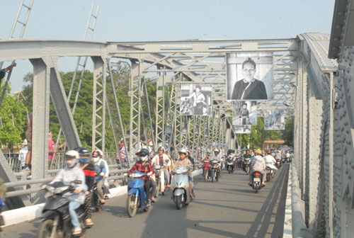 Ngắm 62 bức ảnh 54 dân tộc Việt Nam trên cầu Tràng Tiền 3