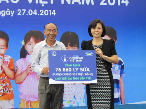 Quỹ sữa "Vươn cao Việt Nam" về với trẻ em Bến Tre 1