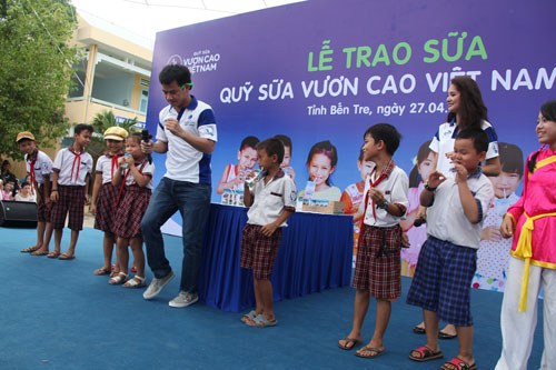 Quỹ sữa "Vươn cao Việt Nam" về với trẻ em Bến Tre 2