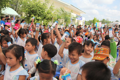 Quỹ sữa "Vươn cao Việt Nam" về với trẻ em Bến Tre 3