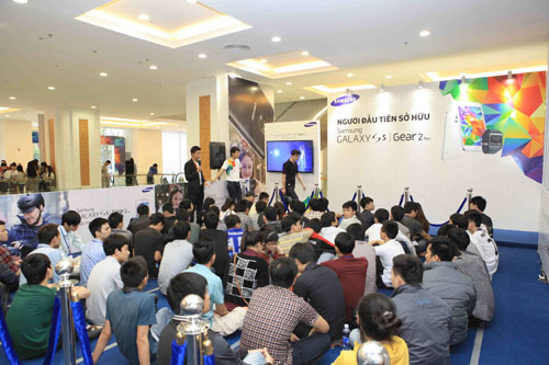 Hàng trăm bạn trẻ đang xếp hàng chờ mua Galaxy S5 3