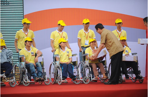 Thủ tướng Nguyễn Tấn Dũng tham gia đi bộ vì người khuyết tật Việt Nam 4