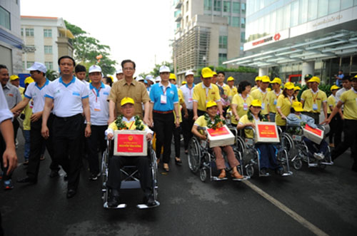 Thủ tướng Nguyễn Tấn Dũng tham gia đi bộ vì người khuyết tật Việt Nam 5