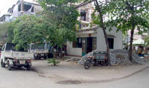 Trụ sở khu phố bị bao v&acirc;y