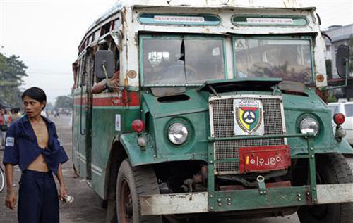 Xe buýt đụng xe hơi ở Myanmar, 12 người chết