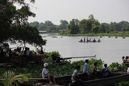 Lật ghe trên sông Vàm Cỏ Đông 3