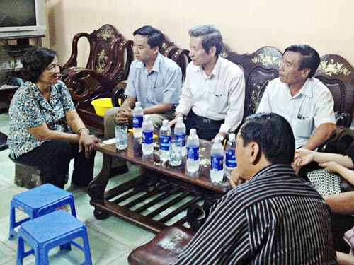  Lãnh đạo UBND huyện Hoàng Sa thăm gia đình tử sĩ Hoàng Sa