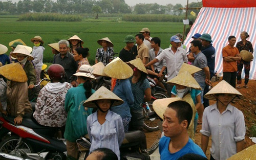 Trong đêm 23 và rạng sáng ngày 24.4, người dân xã Yên Tâm đã ngừng việc vao vây trại chăn nuôi heo gây ô nhiễm môi trường