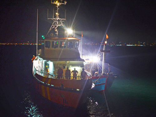Sar 274 cứu tàu cá - Ảnh Nguyễn Tú