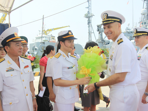 tàu hải quân Mỹ thăm Đà Nẵng - Ảnh Nguyễn Tú