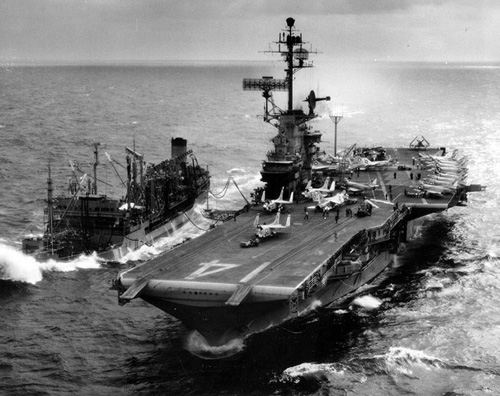 Tàu sân bay USS Ticonderoga nhận nhiên liệu ở vùng duyên hải Việt Nam hồi năm 1966 - Ảnh: US Navy