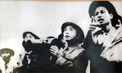 Đại tướng Võ Nguyên Giáp nghe ông Đặng Quân Thụy (phải) báo cáo tình hình tác chiến ở mặt trận Điện Biên Phủ - Ảnh: tư liệu 