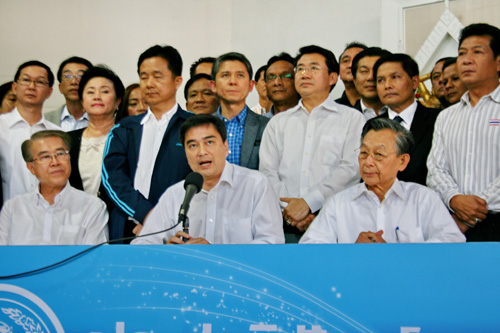 Ông Abhisit và các thành viên trong đảng Dân chủ - Ảnh: Minh Quang