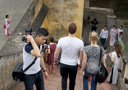 Hai du khách Pháp ngỡ ngàng giữa Đoan Môn đầy người chụp ảnh