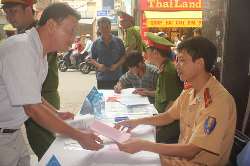 Một điểm đăng ký sang tên đổi chủ phương tiện tại Hà Nội - d