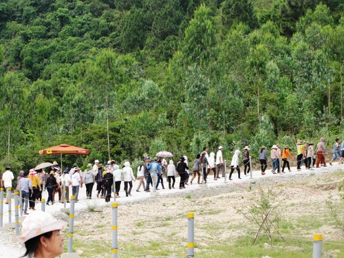 Gần đến dịp kỷ niệm ngày chiến thắng Điện Biên Phủ, dòng người đến viếng mộ ngày một đông