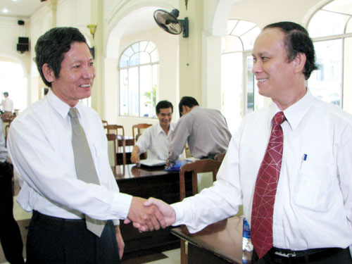 Ông Trần Văn Minh, Chủ tịch UBND TP.Đà Nẵng chúc mừng ông Đặng Công Ngữ (trái) trong ngày công bố quyết định bổ nhiệm Chủ tịch UBND H.Hoàng Sa, 25.4.2009  - Ảnh: Nguyễn Tú
