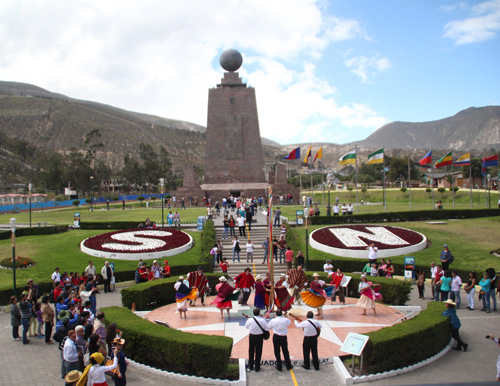 Đây là nơi được nhà nước Ecuador công nhận chính thức là vĩ độ 0 - Ảnh: Đ.N