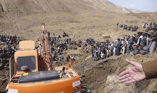 Người dân tham gia đào bới tại hiện trường lở đất - Ảnh: Reuters