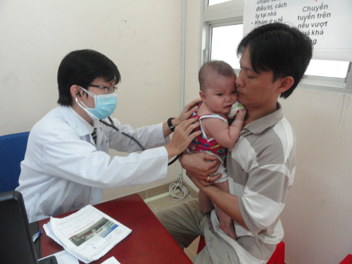 Một bé mắc bệnh sởi ở TP.HCM - Ảnh: Lương Ngọc 