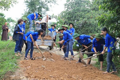 Sinh viên sửa chữa đường nông thôn