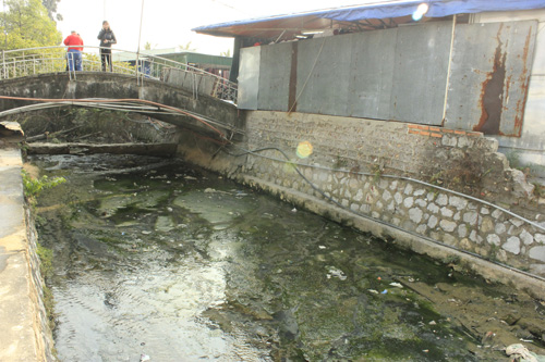 Một đường cống nước thải đang gây ô nhiễm vịnh Hạ Long - Ảnh: V.N.K