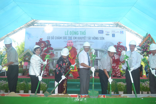 Lãnh đạo tỉnh Quảng Ngãi, huyện Nghĩa Hành và đại diện các nhà tài trợ thực hiện nghi lễ động thổ Trung tâm nuôi dạy trẻ khuyết tật Võ Hồng Sơn