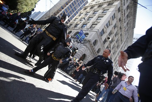Cậu bé Miles (5 tuổi), bị bệnh máu trắng, ăn mặc như “Batkid” đi cùng với Batman giải cứu một phụ nữ ở San Francisco, California, tháng 11 năm 2013. Em bé này đang được điều trị ung thư khi tham gia vào ngày thực hiện ước mơ của em do tổ chức Make-A-Wish dành cho em - 2