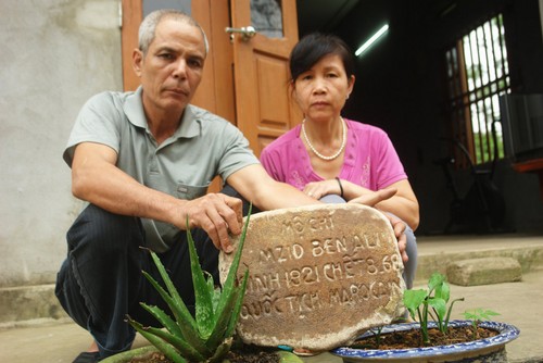Tấm bia mộ mà các bạn Việt làm cho bố ông Bình, chưa kịp đặt lên mộ chí