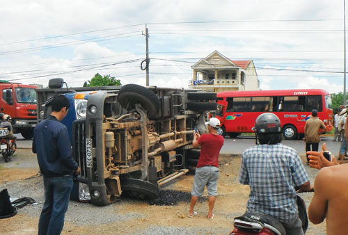 Xe tải gây tai nạn