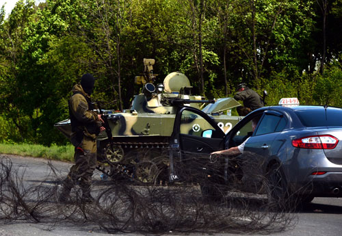 Một chốt kiểm soát của quân đội Ukraine gần Slavyansk - Ảnh: AFP
