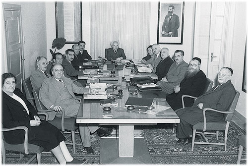 Bà Golda Meir (bìa trái) và ông Ben-Gurion (ngồi giữa) trong một cuộc họp của chính phủ Israel hồi năm 1949 - Ảnh: Knesset.gov.il