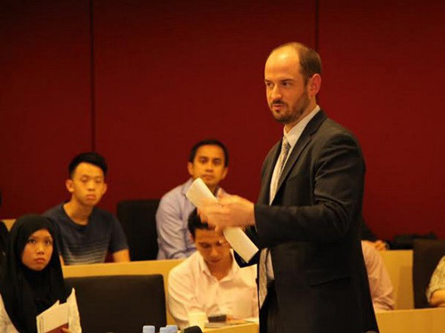 Andrew Billo, học giả thuộc Asia Society, đang giảng bài tại Đại học Lý Quang Diệu, Singapore - Ảnh: TTXVN