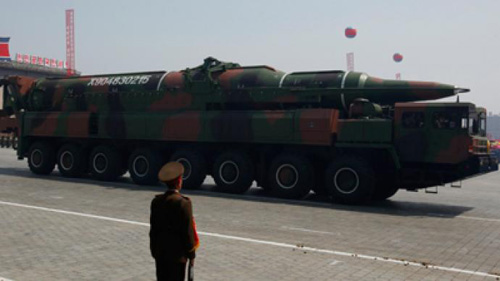 Tên lửa đạn đạo tầm xa Triều Tiên trong một đợt diễu binh - Ảnh: Reuters
