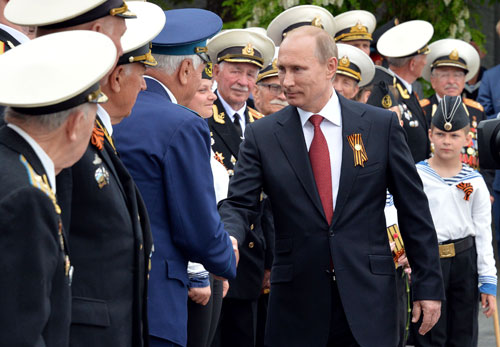 Tổng thống Putin bắt tay các cựu binh Thế chiến 2 tại Crimea - Ảnh: AFP