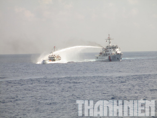 Tàu Hải giám 31101 của Trung Quốc tấn công tàu Kiểm ngư Việt Nam