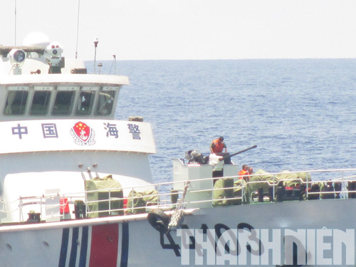 Pháo lớn trên tàu 44103 của Trung Quốc mở bạt, ở trạng thái sẵn sàng nhả đạn