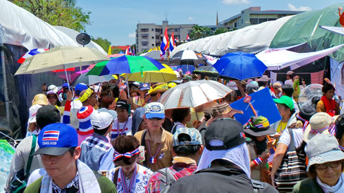 Người biểu tình trước Tòa nhà chính phủ Thái Lan - d