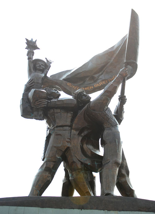 Tượng đài Chiến thắng Điện Biên Phủ - một tượng đài mà cả khảo sát, thiết kế, thi công đều có lỗi  - Ảnh: Ngọc Thắng 