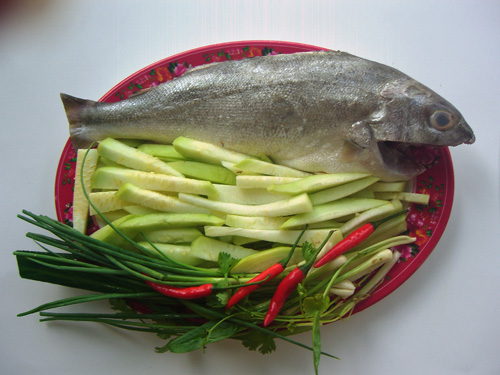 Nguyên liệu món cá căn dưa hồng - Ảnh: Hòa Nhơn