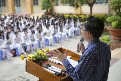 hầy Phạm Văn Cường, phó hiệu trưởng trường THPT Tây Thạnh (Q.Tân Phú) hỏi: “Nếu xảy ra chiến sự, các em có sẵn sàng gặp thầy ở biển không?”. Đồng loạt nam sinh lẫn nữ sinh cùng đồng thanh trả lời: “Có!”