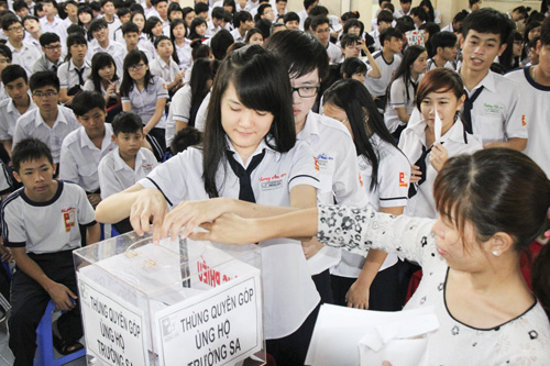 Gần 2000 học sinh,  và 120 cán bộ, giáo viên trường THCS - THPT Hồng Hà (Q.Gò Vấp) trong sáng 12.5 đã quyên góp được hơn 20 triệu đồng