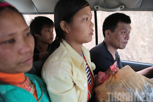 Cả gia đình Pó được lên xe của huyện Mèo Vạc đưa về tận nhà ở thôn Lũng Lầu