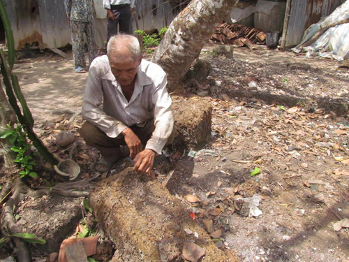 Dòng chữ ghi trên bia mộ đã bị mờ không nhìn rõ