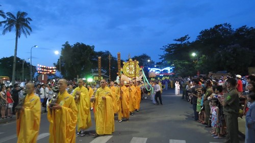 Hàng ngàn người dân xuống đường tôn kính xem lễ rước
